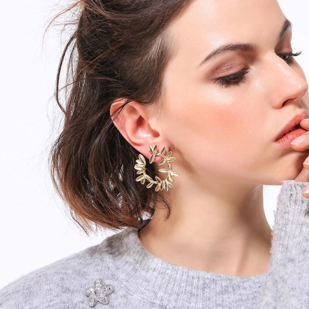 GOLD FLORAL EARRINGS